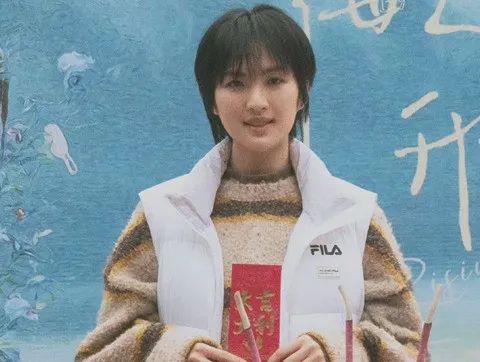女明星健身房锻炼_明星健身房_剧组健身女明星