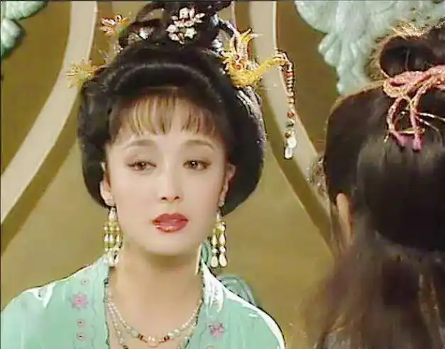 娱乐圈健身女星_剧组健身明星女的是谁_剧组健身女明星