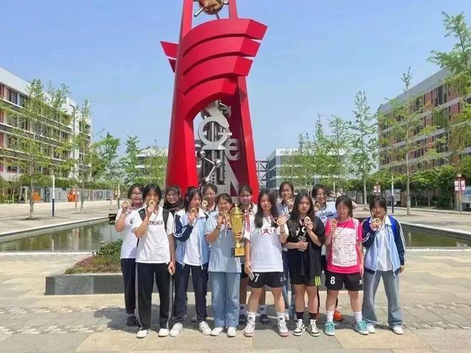能拿冠军的校园足球_学生拿冠军足球回学校_足球赛获得冠军