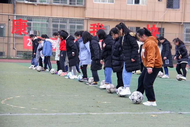 学生拿冠军足球回学校_能拿冠军的校园足球_足球赛获得冠军