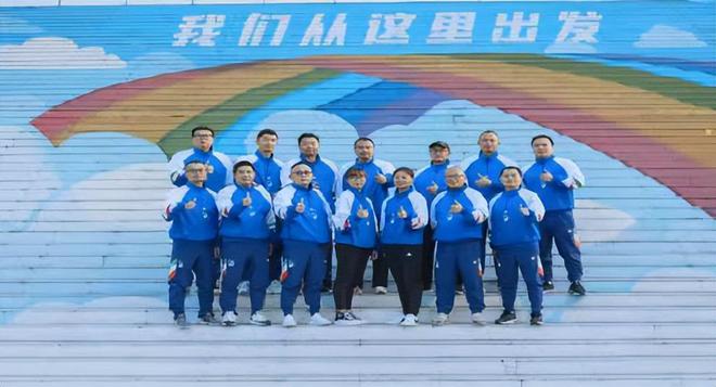 足球赛获得冠军_能拿冠军的校园足球_学生拿冠军足球回学校