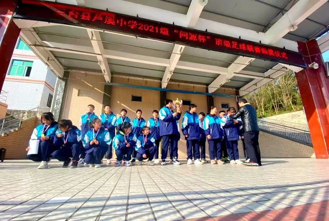 足球赛获得冠军_能拿冠军的校园足球_学生拿冠军足球回学校