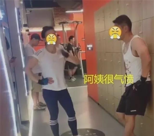 健身房女私教男私教_健身私教男女关系_私教房健身男女视频