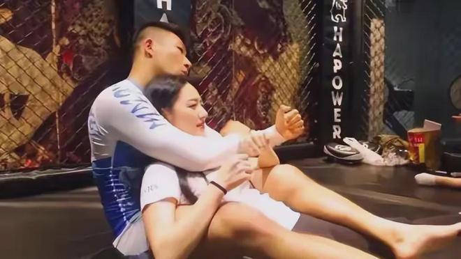 健身房男女私教哪个更专业_健身房的私教房_健身房女私教男私教