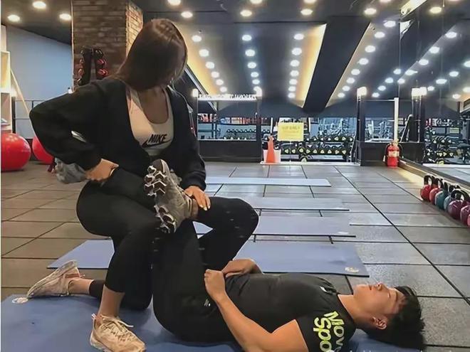 健身房女私教男私教_健身房男女私教哪个更专业_健身房的私教房