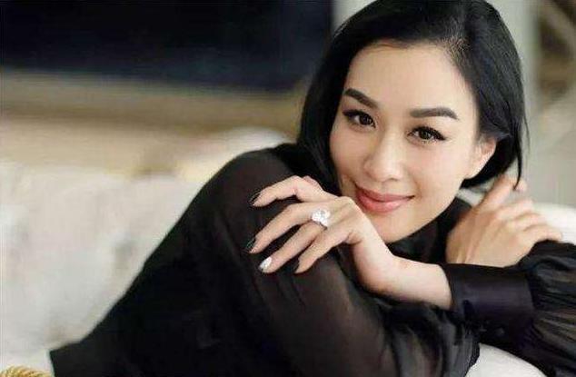 健身明星女神_好身材健身女明星_漂亮的女明星健身