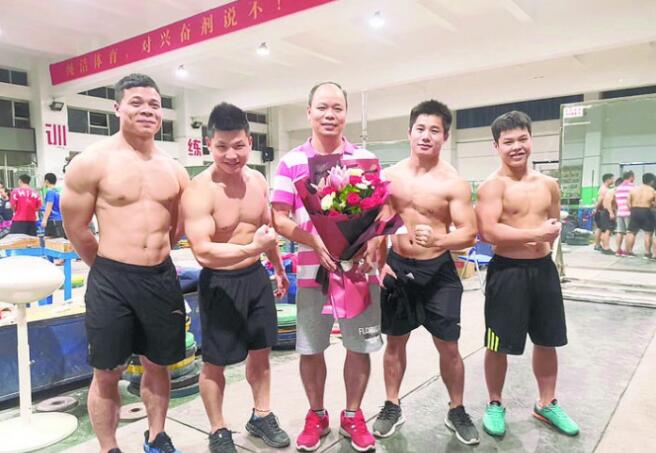 我的爸爸是举重冠军_举重冠军爸爸是哪里人_举重冠军家境