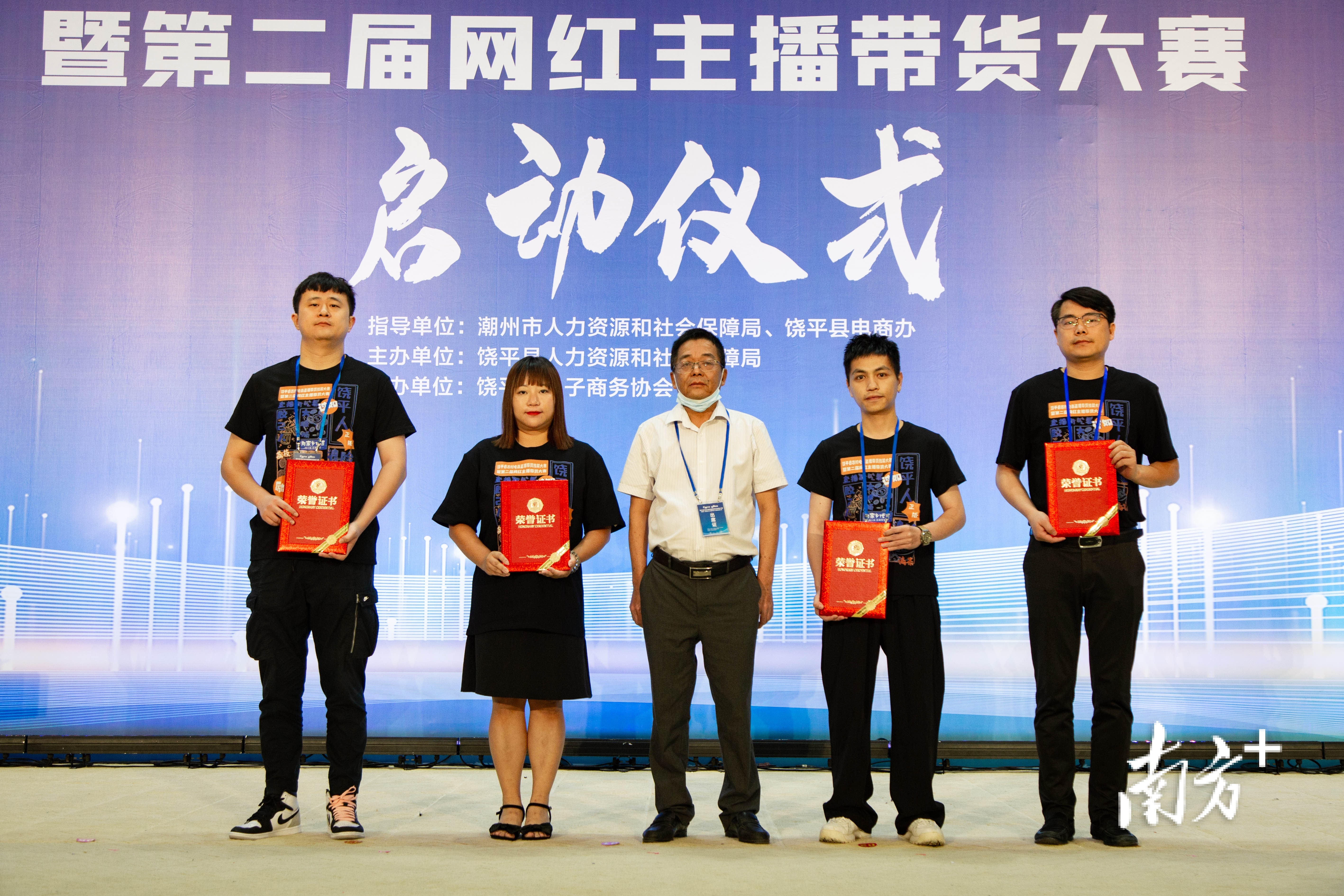 世界举重冠军饶平_饶平举重比赛_举重世界冠军
