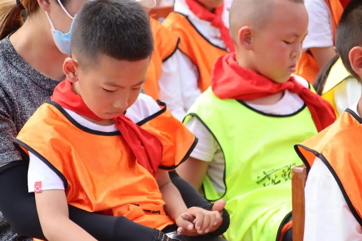 体操赛表演小学生视频_小学生体操出场动作_小学生体操表演赛