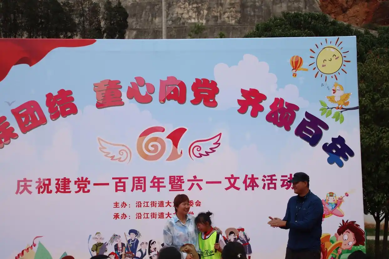 体操赛表演小学生视频_小学生体操出场动作_小学生体操表演赛