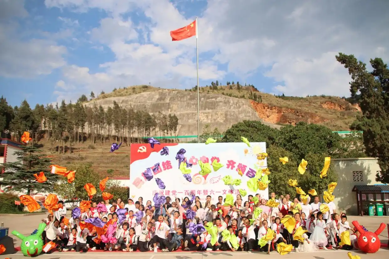 小学生体操出场动作_体操赛表演小学生视频_小学生体操表演赛